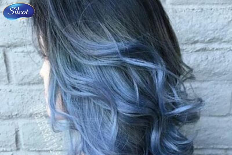 Kiểu tóc nhuộm highlight màu xanh khói