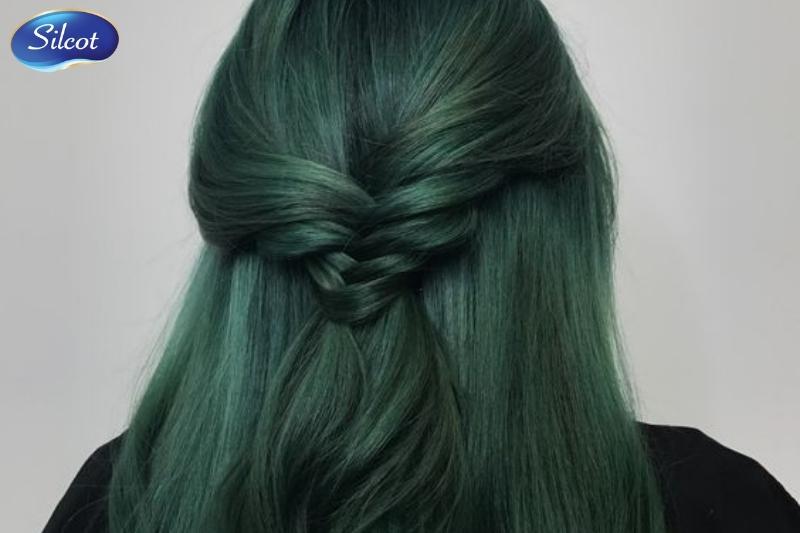 Màu tóc xanh lá cây đen
