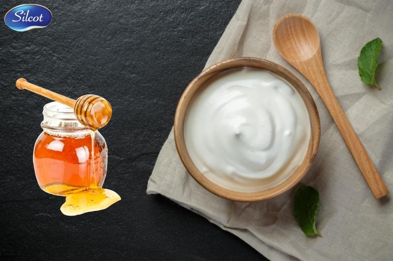Kết hợp mật ong cùng sữa chua không đường dưỡng trắng da